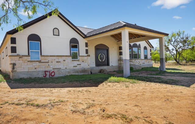 4-bedroom rental at 510 High Mdw in Lytle, TX — photo 3
