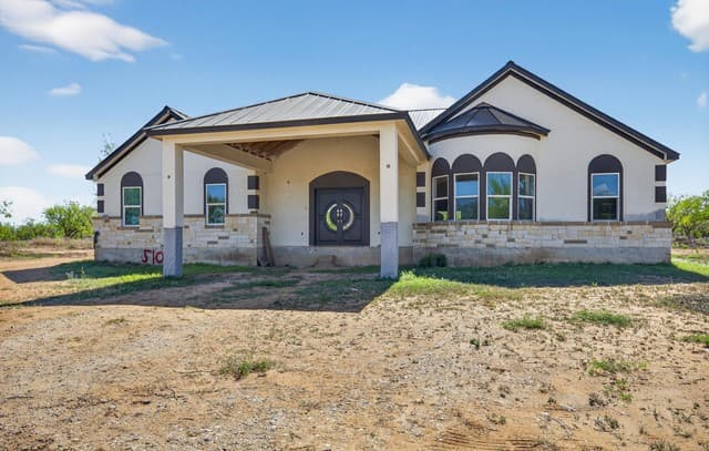 4-bedroom rental at 510 High Mdw in Lytle, TX — photo 4