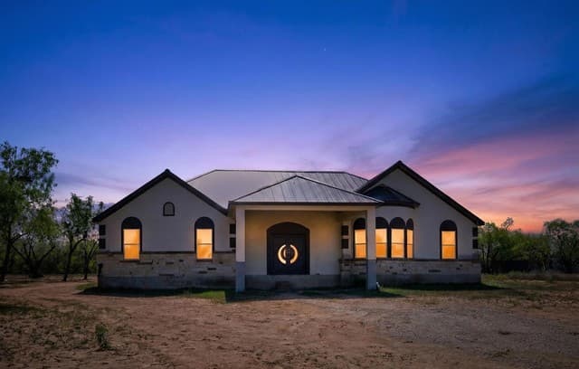 4-bedroom rental at 510 High Mdw in Lytle, TX — photo 5