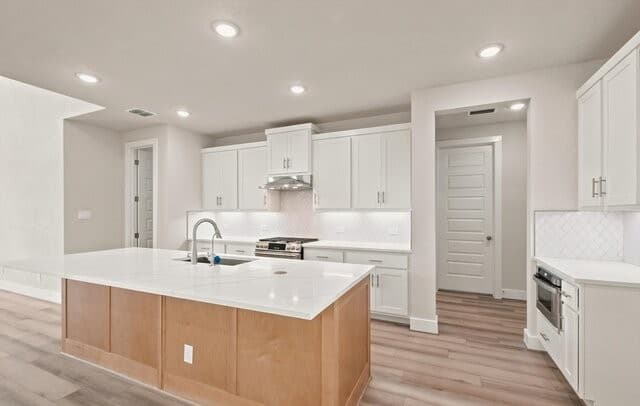 5-bedroom rental at 7118 Avignon Forest in San Antonio, TX — photo 2