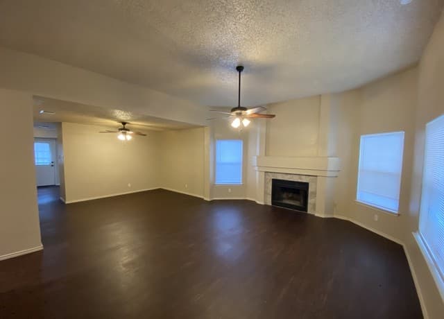 3-bedroom rental at 7123 Fallen Trail Dr in San Antonio, TX — photo 2