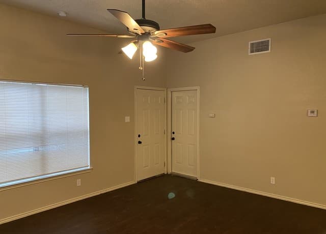 3-bedroom rental at 7123 Fallen Trail Dr in San Antonio, TX — photo 5