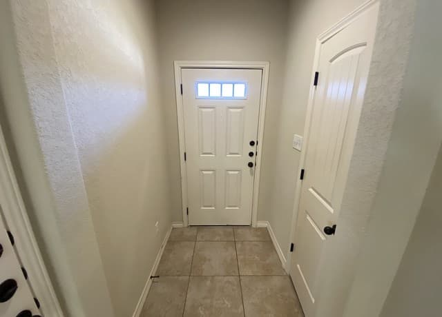 rental at 6870 Lakeview Dr in San Antonio, TX — photo 2