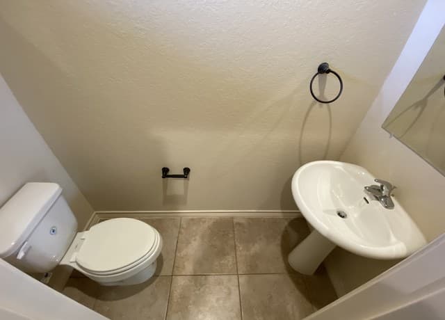 rental at 6870 Lakeview Dr in San Antonio, TX — photo 3