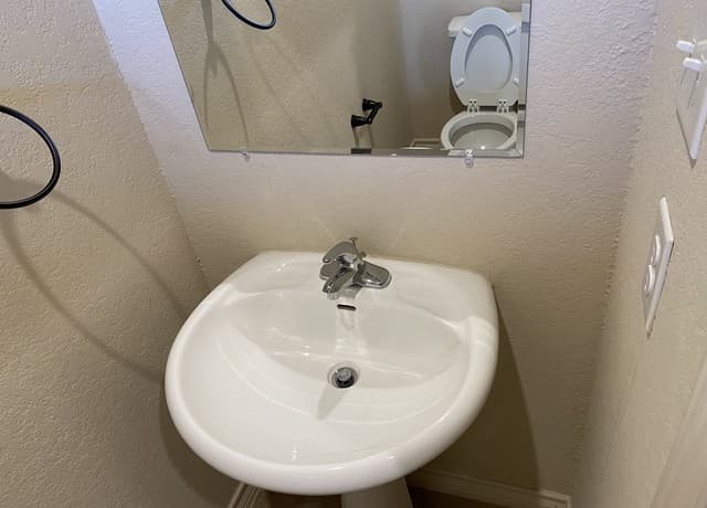 rental at 6870 Lakeview Dr in San Antonio, TX — photo 4