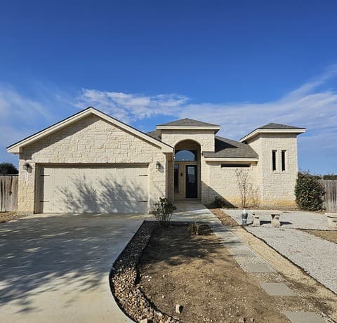 4-bedroom rental at 137 W Medium Meadow in Lytle, TX — photo 2