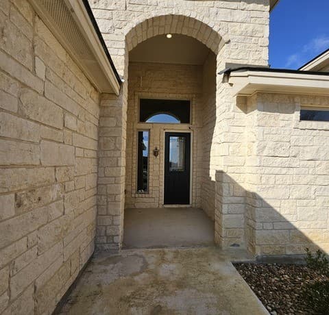 4-bedroom rental at 137 W Medium Meadow in Lytle, TX — photo 4
