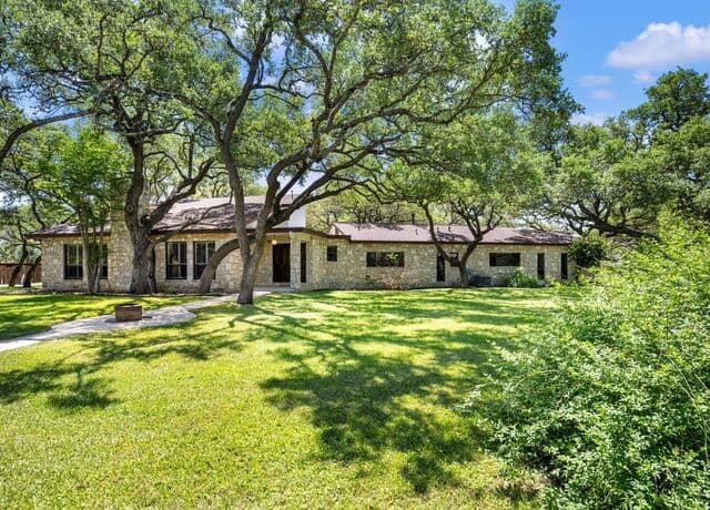 4-bedroom rental at 200 Garrapata Lane in Hollywood Park, TX — photo 2