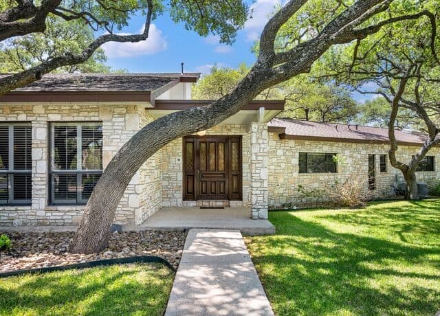 4-bedroom rental at 200 Garrapata Lane in Hollywood Park, TX — photo 3