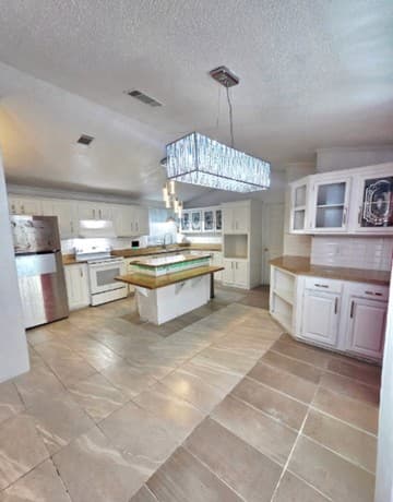 3-bedroom rental at 315 Forest Creek Rd in Devine, TX — photo 2