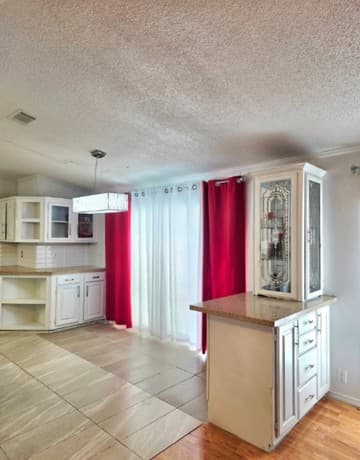 3-bedroom rental at 315 Forest Creek Rd in Devine, TX — photo 4