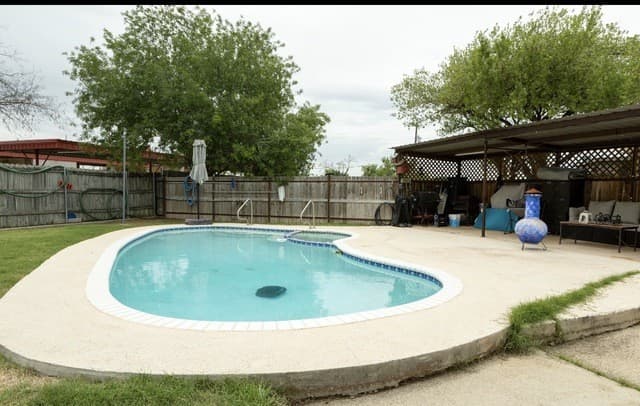 4-bedroom rental at 110 W Benton Ave in Devine, TX — photo 2