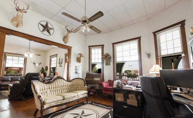 4-bedroom rental at 110 W Benton Ave in Devine, TX — photo 5