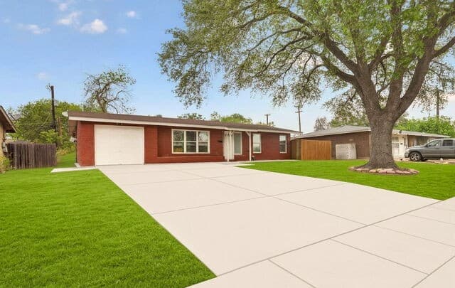 2-bedroom rental at 1235 Oblate Dr in San Antonio, TX — photo 2
