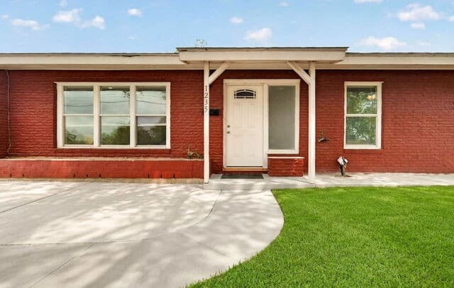 2-bedroom rental at 1235 Oblate Dr in San Antonio, TX — photo 3