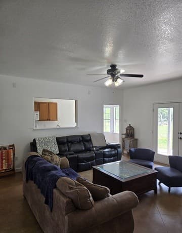 3-bedroom rental at 124 Elm Country Dr in La Vernia, TX — photo 4