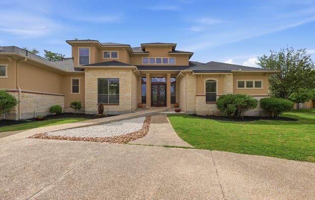4-bedroom rental at 8919 Comanche Path in Garden Ridge, TX — photo 3