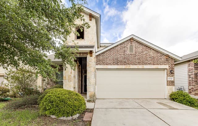 5-bedroom rental at 8715 Dove Oak Ln in San Antonio, TX — photo 2