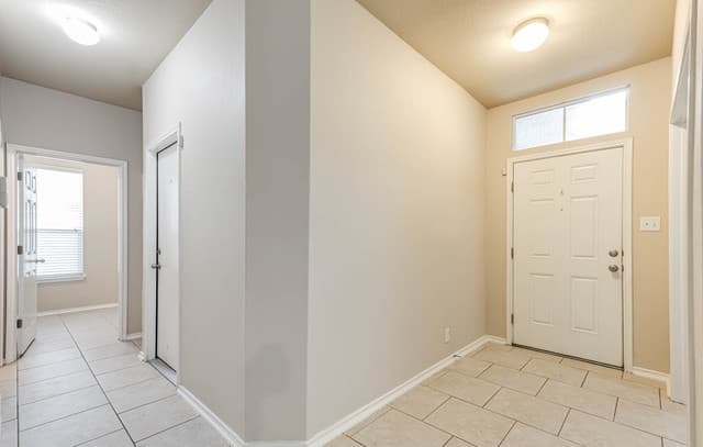 5-bedroom rental at 8715 Dove Oak Ln in San Antonio, TX — photo 3