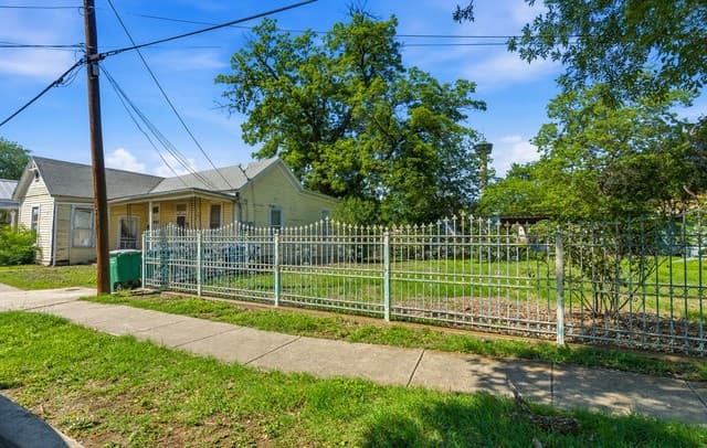 rental at 221 Leigh in San Antonio, TX — photo 3