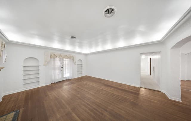 4-bedroom rental at 2150 W Summit Ave in San Antonio, TX — photo 3