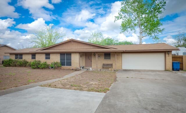 3-bedroom rental at 119 High Meadow Dr in Pleasanton, TX — photo 1
