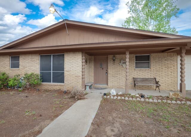 3-bedroom rental at 119 High Meadow Dr in Pleasanton, TX — photo 2