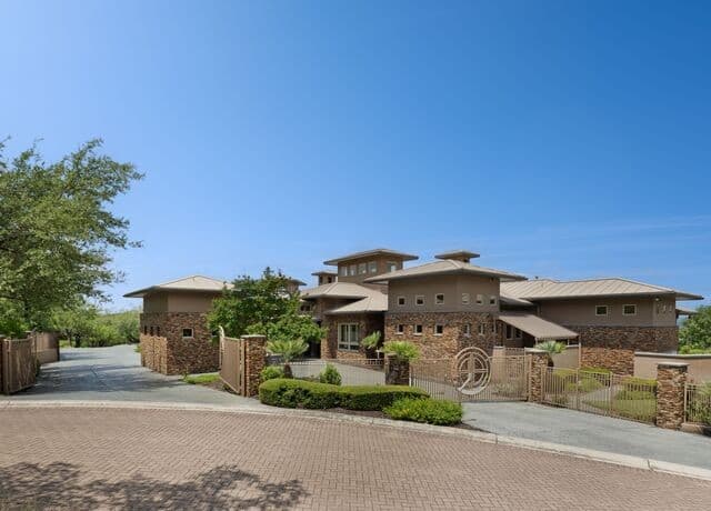 6-bedroom rental at 11 Davenport Ln in San Antonio, TX — photo 1