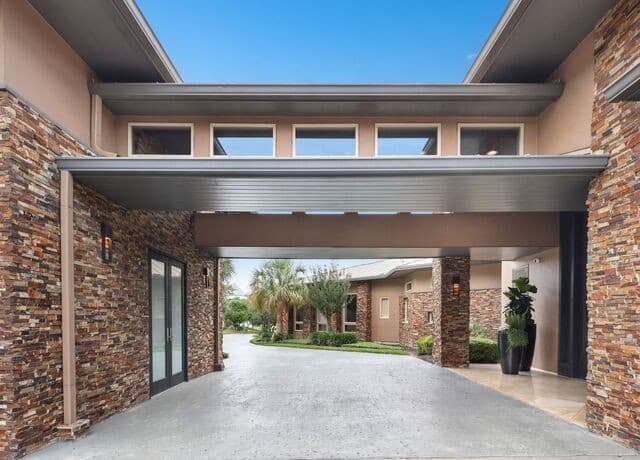 6-bedroom rental at 11 Davenport Ln in San Antonio, TX — photo 2