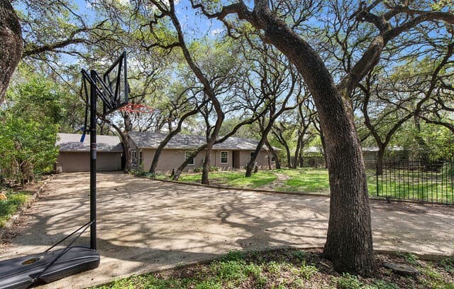 3-bedroom rental at 210 S Manton Ln in Castle Hills, TX — photo 3