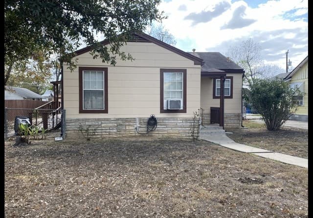 3-bedroom rental at 1130 Sims Ave in San Antonio, TX — photo 1