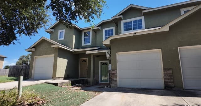 3-bedroom rental at 6315 Aspen HL in San Antonio, TX — photo 2