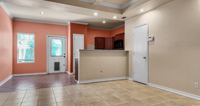 3-bedroom rental at 6315 Aspen HL in San Antonio, TX — photo 4