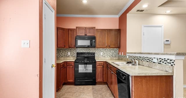 3-bedroom rental at 6315 Aspen HL in San Antonio, TX — photo 5
