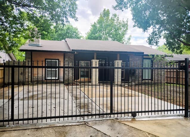 3-bedroom rental at 6750 Paradise Oak Dr in San Antonio, TX — photo 2