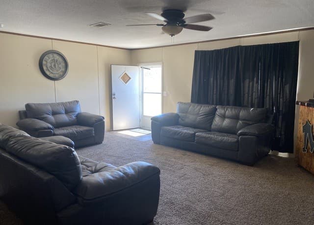 4-bedroom rental at 305 E Runge in Karnes City, TX — photo 1