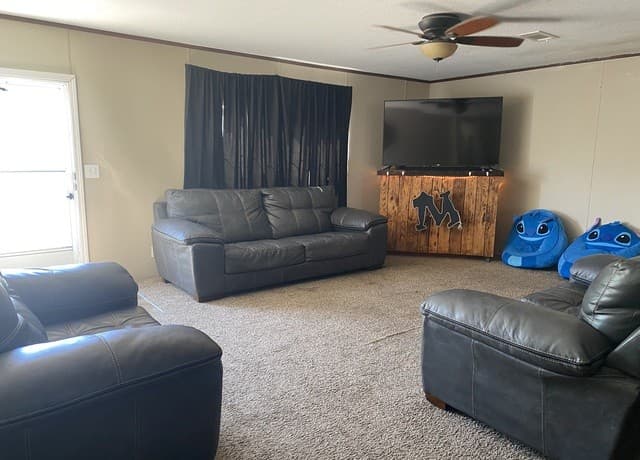 4-bedroom rental at 305 E Runge in Karnes City, TX — photo 2