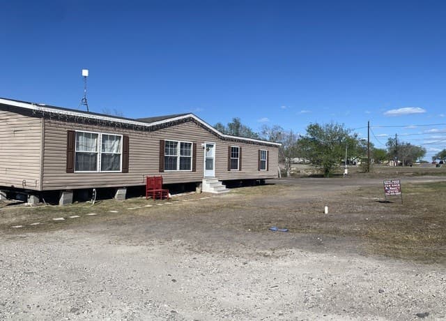 4-bedroom rental at 305 E Runge in Karnes City, TX — photo 3