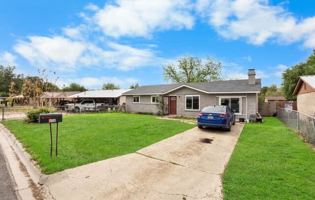 3-bedroom rental at 2305 Elaine Dr in Hondo, TX — photo 2