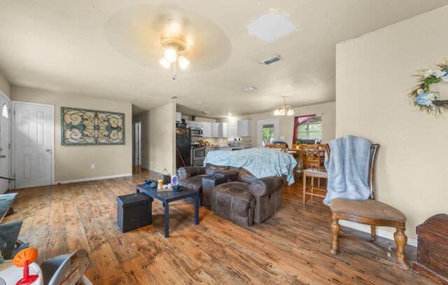 3-bedroom rental at 2305 Elaine Dr in Hondo, TX — photo 5