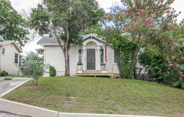 2-bedroom rental at 206 Claremont in San Antonio, TX — photo 2