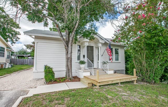 2-bedroom rental at 206 Claremont in San Antonio, TX — photo 3