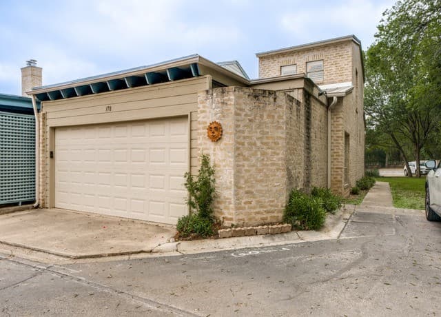2-bedroom rental at 178 Oakwell Farms in San Antonio, TX — photo 2