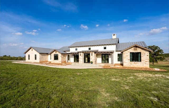 3-bedroom rental at 156 Agrihood Dr in Fredericksburg, TX — photo 2