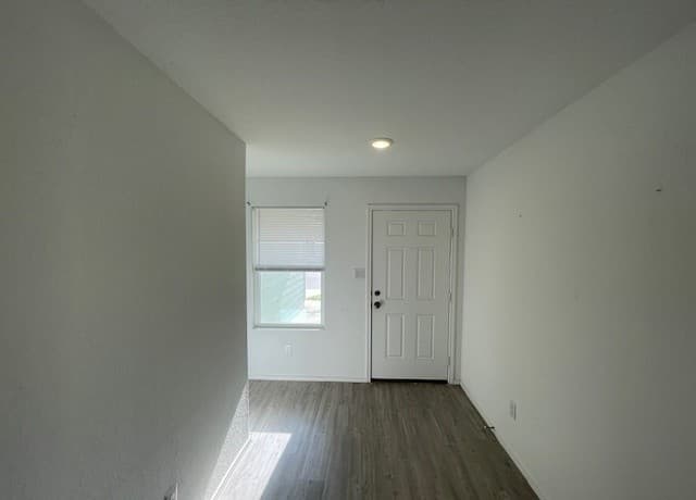 4-bedroom rental at 5410 Daphne Path in San Antonio, TX — photo 4