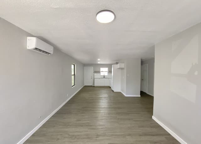 3-bedroom rental at 5423 Indian Desert in San Antonio, TX — photo 5