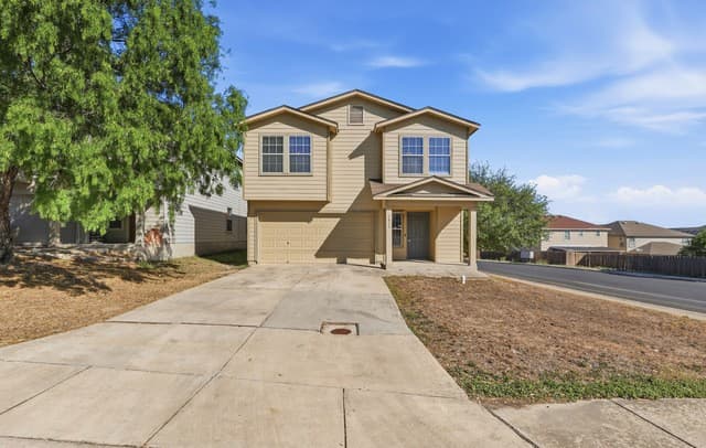 4-bedroom rental at 7839 Horse Holw in San Antonio, TX — photo 2