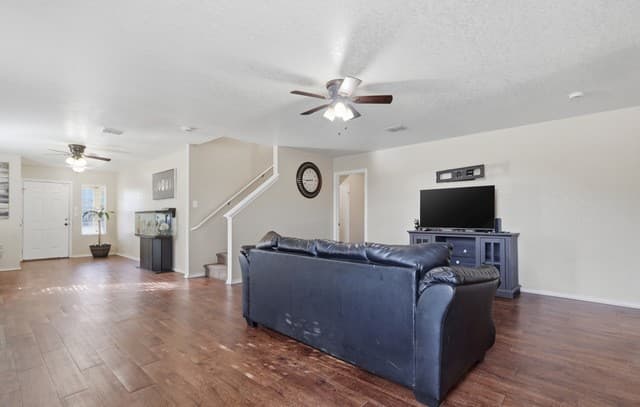 4-bedroom rental at 7839 Horse Holw in San Antonio, TX — photo 5