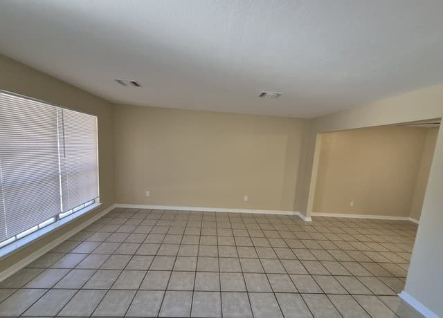4-bedroom rental at 5907 Deer Lake Dr in San Antonio, TX — photo 5