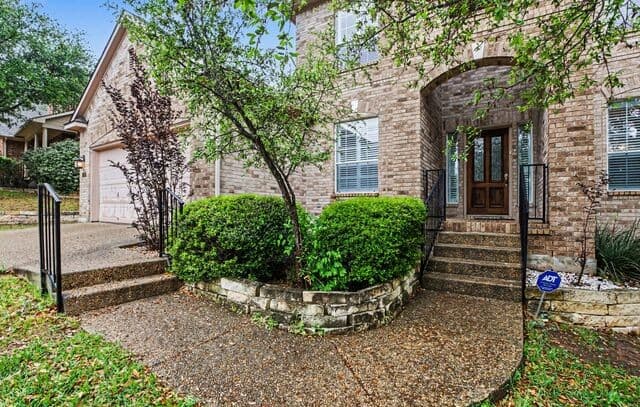 5-bedroom rental at 218 Enchanted Hl in San Antonio, TX — photo 3